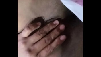 Jugando con su coño sola para su novio