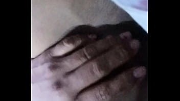 Jugando con su coño sola para su novio