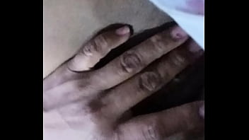 Jugando con su coño sola para su novio