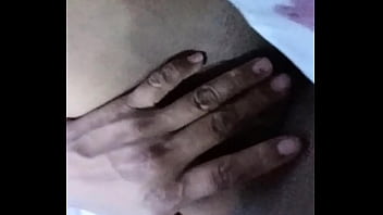 Jugando con su coño sola para su novio