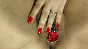 Morena cheia de fogo enfiando plug na bucetinha