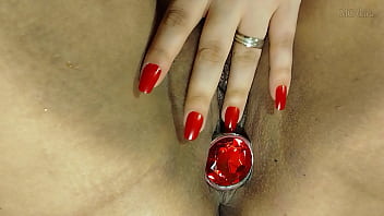 Morena cheia de fogo enfiando plug na bucetinha