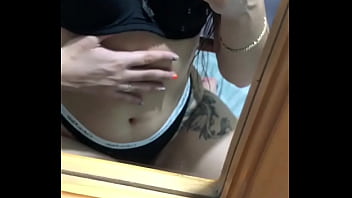 Sexy chica en lencería juega con su ombligo