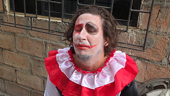 Payaso tiene sexo en halloween con dos mujeres tetonas y culonas de ojitos mentirosos