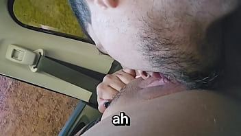 Motorista de app safada espera novinho casado no estacionamento