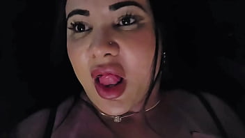 Motorista de app safada espera novinho casado no estacionamento