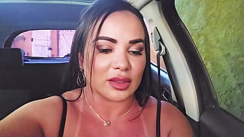 Motorista de app safada espera novinho casado no estacionamento