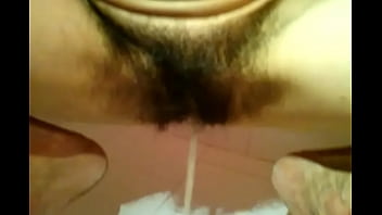 Hairy pussy pissing