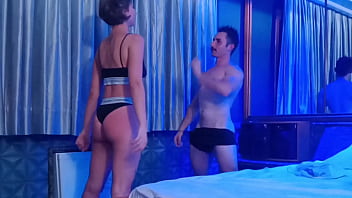 Aluna com tesão deu mamada no personal trainer no meio do treino funcional