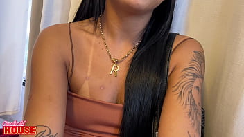 Morena infiel chupando 3 paus na cuckold house