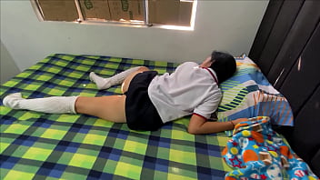 Padrastro cochino y pervertido destroza el coño de su hijastra flaca de 18 años cuando la encuentra sola en su habitacion