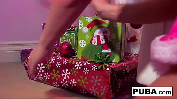 Hot babe fucks her butt for the holidays