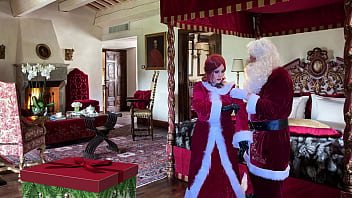 Mature gilf claus masturbates with a big vibrator to celebrate summer