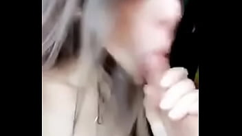 Jovencita haciendo oral