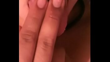 Le encanta lenguetear sus tetas y meterse sus deditos Le encanta lenguetear sus tetas y meterse sus deditos