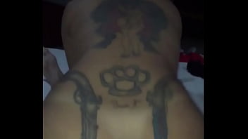 Rabuda tatuada rebolando na rola do amante