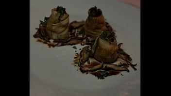 Jantar de aniversário terminou com sexo apaixonado