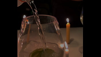 Jantar de aniversário terminou com sexo apaixonado