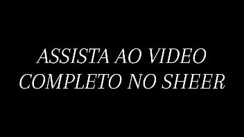 Encontrei essa novinha safada na sauna e coloquei ela pra engasgar na pika