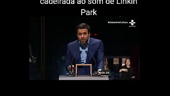 Marçal tomando ao som de linkin park