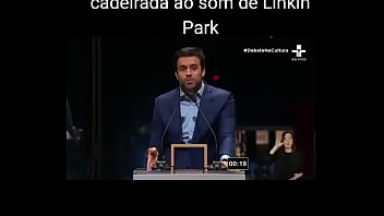 Marçal tomando ao som de linkin park
