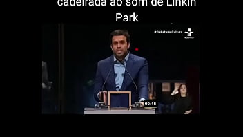 Marçal tomando ao som de linkin park