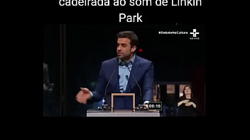 Marçal tomando ao som de linkin park