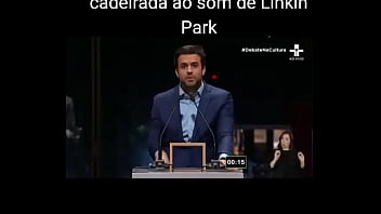 Marçal tomando ao som de linkin park