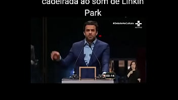 Marçal tomando ao som de linkin park