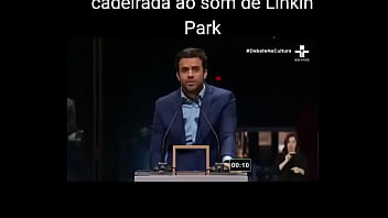 Marçal tomando ao som de linkin park