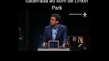 Marçal tomando ao som de linkin park