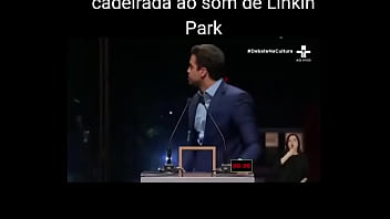 Marçal tomando ao som de linkin park