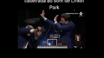 Marçal tomando ao som de linkin park