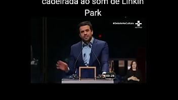 Marçal tomando ao som de linkin park