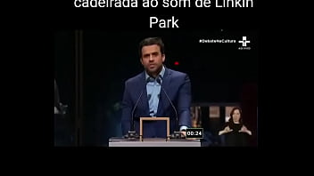 Marçal tomando ao som de linkin park