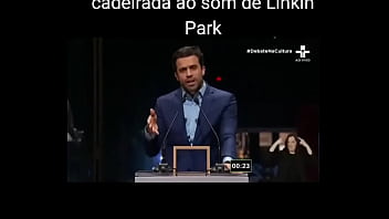 Marçal tomando ao som de linkin park