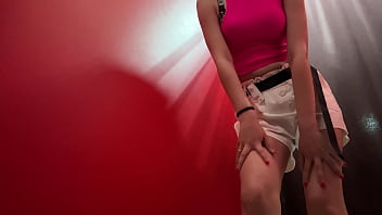 Сводная сестра ласкает себя в примерочной