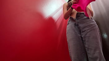 Сводная сестра ласкает себя в примерочной