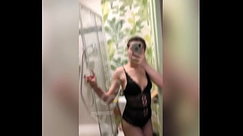 J’aime prendre mon téléphone et me prendre en photos ou vidéo quand je sors