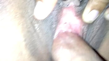 ควยแหย่หีให้น้ำพุ่ง