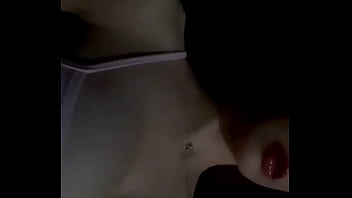 Me gusta tocarme las tetas yo solita