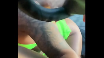 • cheia de tesão dando aquela mamada no carro