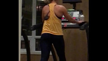 Gostosa Na Esteira Da Academia thumbnail