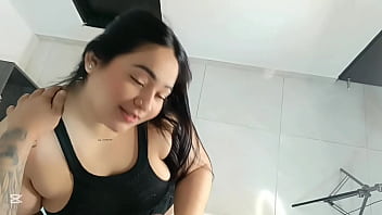 Mi madrastra siempre busca la manera de mostrarme y moverme su enorme culo para que la folle como a ella le gusta parte 1