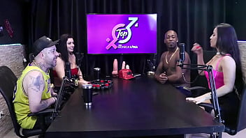 A bricadeira esquentou muito preparece para gozar muito monica lima jefão e karen oliver fazem uma brincadeira na entrevista e as coisas saem do controle e a putaria rola solta