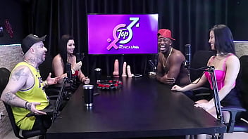 A bricadeira esquentou muito preparece para gozar muito monica lima jefão e karen oliver fazem uma brincadeira na entrevista e as coisas saem do controle e a putaria rola solta