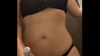 Je joue avec mon vibro en cabine j'avais trop envie