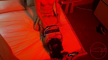 Influencer debuta a un dotado sin condon y cubierta de aceite hasta que eyaculan adentro de ella donde van