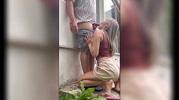 La vecina flaca se pone caliente y toco partirle el coño de pie al aire libre