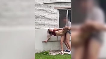 La vecina flaca se pone caliente y toco partirle el coño de pie al aire libre